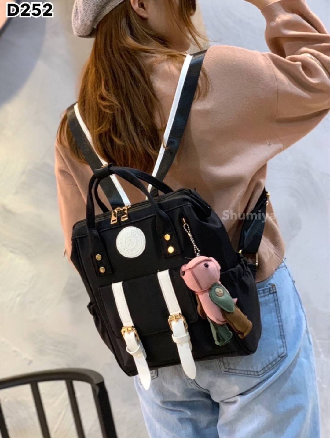 Shumiya Style My Authentic Brand So cute !!! พร้อมส่ง กระเป๋าเป้ Shumiya ทรงน่ารัก ~ ด้านหน้าติดโลโก้แบรนด์และแต่งเข็มขัดเก๋ๆ !!! ใบใหญ่จุใจ ช่องใส่ของเอนกประสงค์เยอะ ด้านหลังมีอีก 1 ช่องซิป สายสะพายทนทาน ตัวกระเป๋าเปิดปิดง่าย แถมฟรีพวงกุญแจหมีน่ารัก สวยค