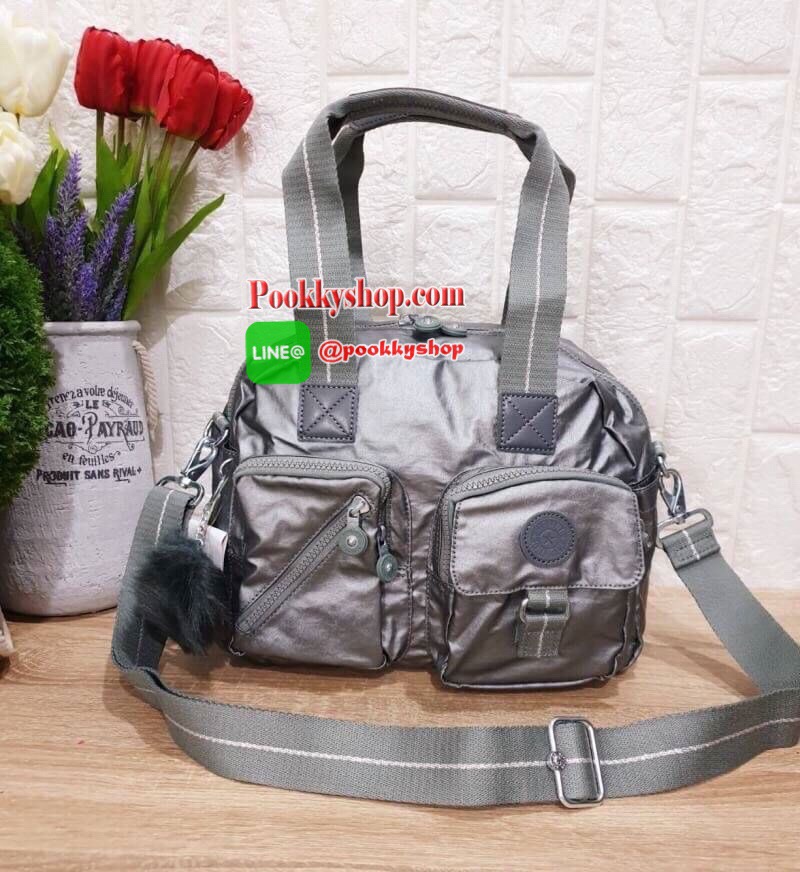 Kipling Women’s Defea Top-Handle Bag กระเป๋าถือหรือสะพายทรงตั้งสวย มีช่องใส่ของแยกเป็นสัดส่วนทั้งด้านในและนอก มีสายสะพายถอดและปรับความยาวได้ฟรีไซส์ มาพร้อมพวงกุญแจลิง น่าใช้คุ้มค่ามากๆจ้า