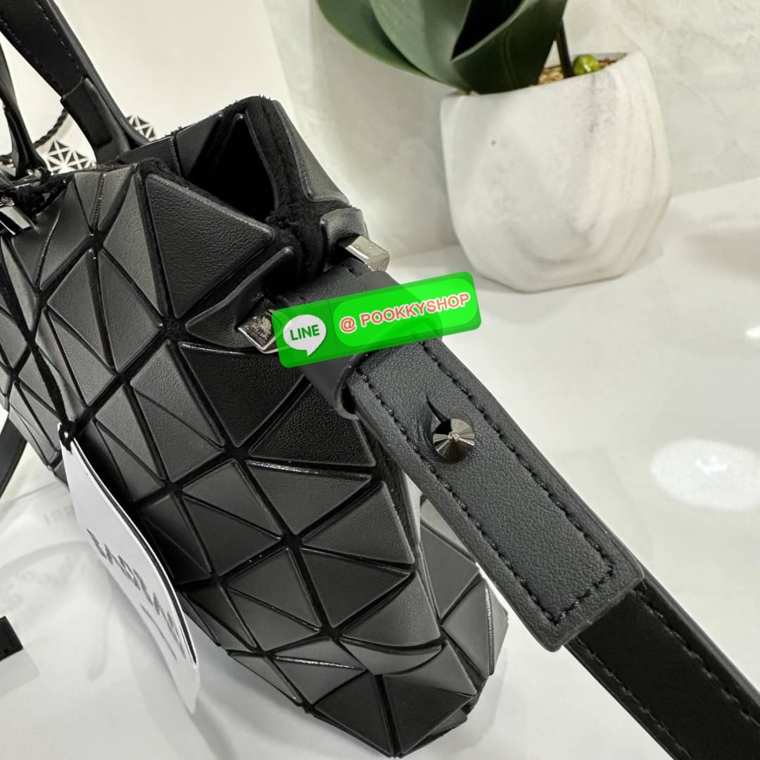 Bao Bao issey Miyake Tonneau Small Matte Bao Bao Issey Miyake รุ่น TONNEAU (ทอนโนะ) กระเป๋าทรง Boston Bag ที่โดดเด่นด้วยลายแพทเทิร์น 3 เหลี่ยมด้านเท่าเรียงต่อกัน ทำให้กระเป๋าใบนี้มีความโดดเด่นทั้งในเรื่องของดีไซน์ที่ทันสมัย และการใช้งานที่ครบทุกฟังก์ชั่น