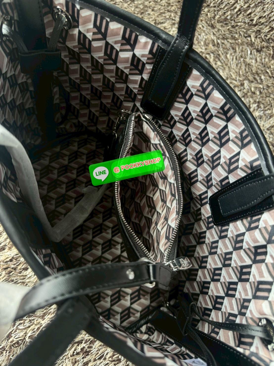 Mcm Liz Reversible Shopper in Visetos ขึ้นชื่อว่าเป็นกระเป๋าช็อปเปอร์ แน่นอนว่า จะต้องเหมาะสำหรับสาว ๆ ที่ชอบพกสัมภาระเยอะ ซึ่งรุ่นนี้ไม่ใช่แค่เพียงให้พื้นที่จุของกว้างขวางเท่านั้น แต่ยังออกแบบดีไซน์และรูปทรงให้มีความยืดหยุ่น มีหูรูดด้านข้างที่สามารถปรับร