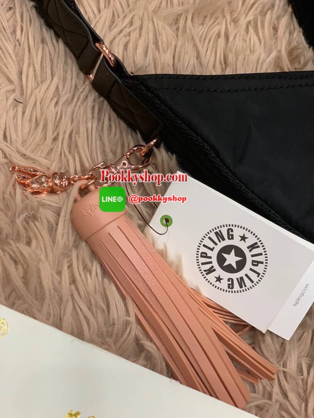 Kipling OLINA Medium Tote Bag Rose Bag คอลเลคชั่นใหม่จาก Paka Premium กระเป๋าถือหรือคล้องบ่าขนาดกลาง วัสดุ Polyester100% อะไหล่สีRose goldทั้งหมดรวมถึงเจ้าพวงกุญแจmonkeyและพู่หนังrubber เพิ่มความหรูหรา คอลเลคชั่นนี้เน้นความกว้างใส่ของได้อย่างจุใจ และยังมี