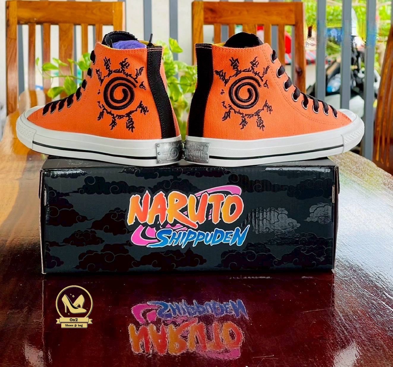 รองเท้าคอลแลบระหว่าง Converse กับแอนิเมะ Naruto Shippuden ซึ่งออกแบบมาโดยเฉพาะ โดยแต่ละรุ่นจะได้แรงบันดาลใจจากตัวละครต่าง ๆ เช่น Naruto, Sasuke, Gaara ฯลฯ ที่ถูกถ่ายทอดผ่านสีสันและลวดลายบนรองเท้าอย่างชัดเจน ถ้าคุณเป็นแฟนของ Naruto และอยากได้รองเท้าที่สวย