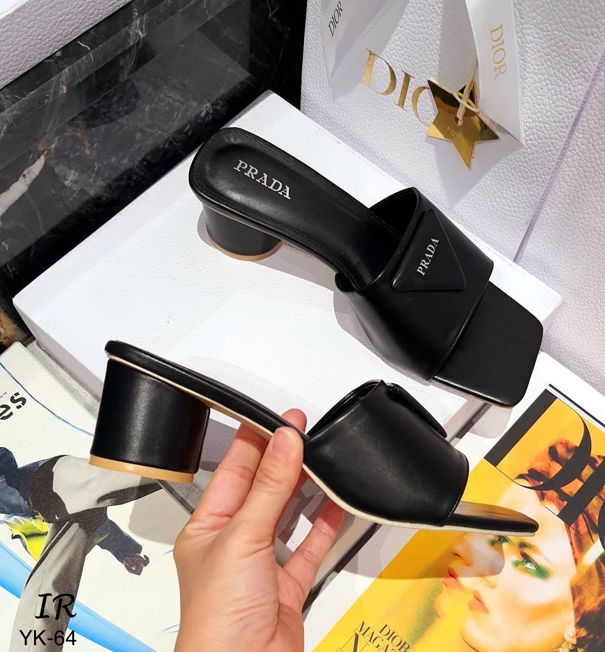 แบบขายดี!!! พร้อมส่ง Prada รุ่นใหม่ปังมากจ่ะแต่งโลโก้แบรนด์ พื้นหนางานดีเดินไม่เยกเยก ปั้มแบรนด์ ส้นกระบอกกบม 2.5 นิ้ว ใส่สวยมากค่าช่วงนี้