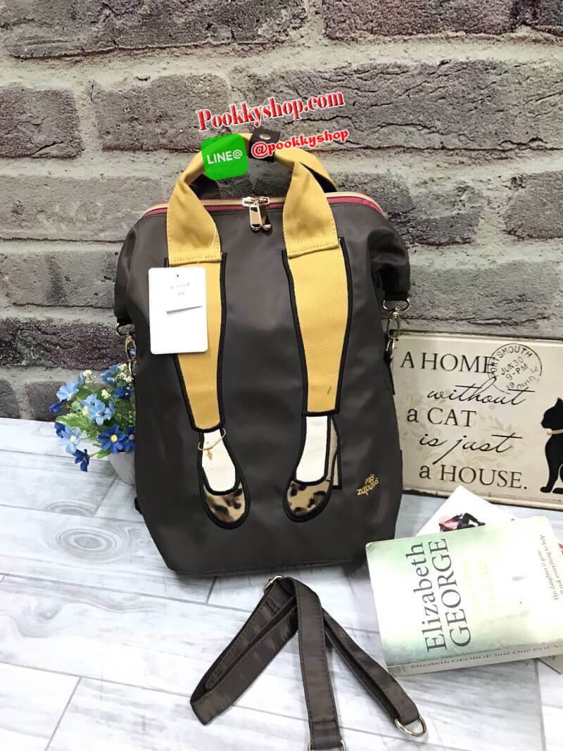 Mis Zapatos Nylon Backpack แบรนด์มาแรงของประเทศญี่ปุ่นที่ขายดีติดอันดับในหมู่วัยรุ่น รุ่นนี้วัสดุเป็น Nylon hi-quality เนื้อนุ่มและหนา ภาพบนตัวกระเป๋าเป็นงานปัก ตัวกระเป๋ากว้างและลึก ด้านหลังและภายในมีช่องแยกเป็นสัดส่วน พร้อมสายสะพายข้าง 1เส้น สามารถเป็นไ
