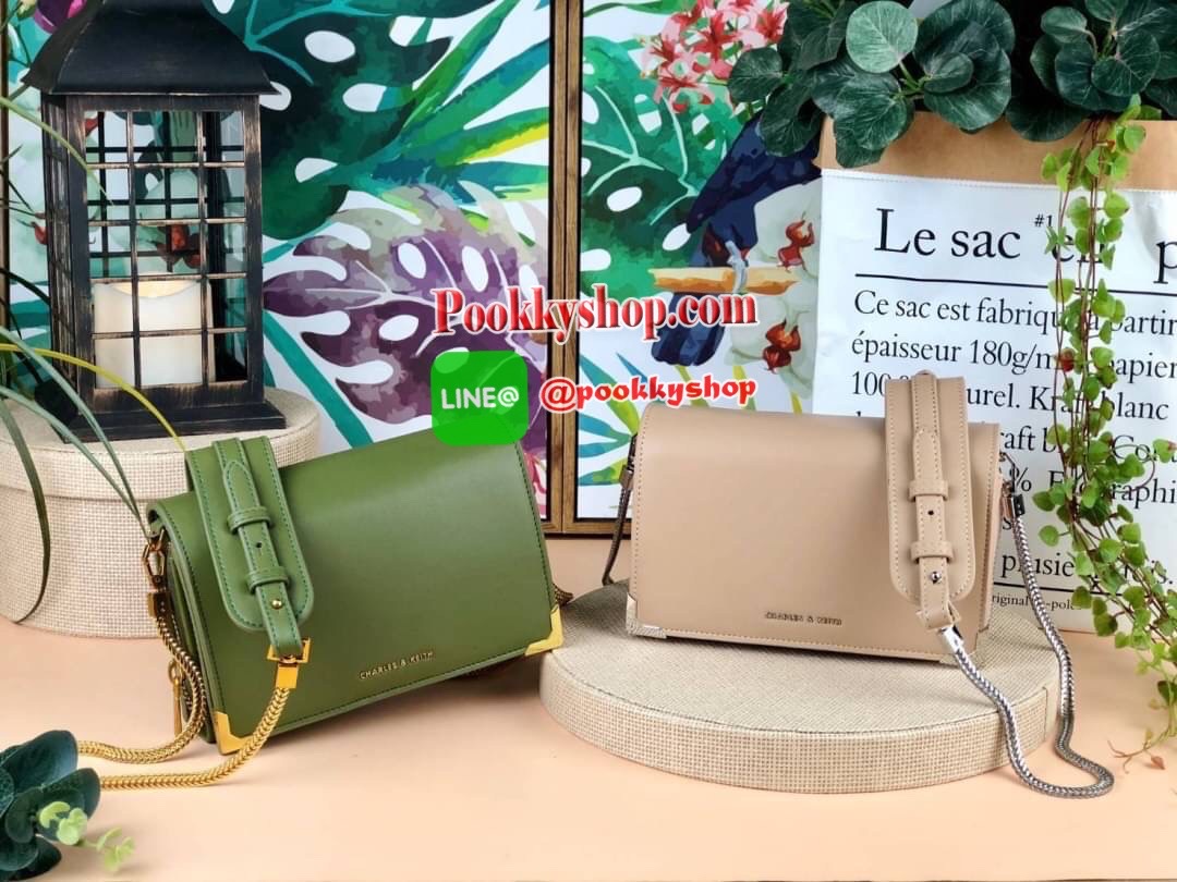 CHARLES & KEITH METAL ACCENT SLING BAG กระเป๋าสะพายวายโซ่ครึ่งหนัง สวยน่ารักมาก😍 ด้านหน้าปั๊มโลโก้แบรนด์ เปิดปิดแบบกระดุมแม่เหล็ก ด้านในมี 3 ช่องใหญ่ เป็นช่องซิปตรงกลาง ตรงช่องซิปสามารถใส่ธนบัตรได้ตามยาวและมีช่องซิปใส่เหรียญ พร้อมกับช่อฃใส่การ์ดได
