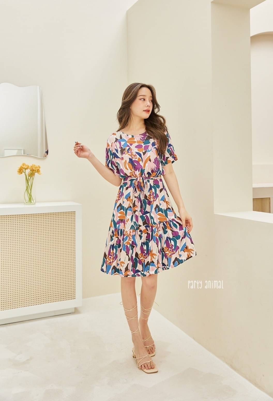 รอบนี้เป็นลายดอกไม้สีน่ารักมากค้าา เดรสคอกลมทรงแขนสั้นต่อชายระบาย ทรงน่ารักใส่ได้บ่อยๆค่ะ ผ้า cotton เนื้อนุ่มใส่สบายค่ะ มีซับในตัวให้ด้วย ซิปหลัง มีกระเป๋าล้วงด้านข้าง มาพร้อมสายผูกเอวค้า