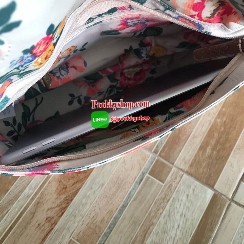 CATH KIDSTON Windflower Bunch กระเป๋าสะพายไหล่ เปิดปิดด้วยซิปและกระดุมแม่เหล็ก แบ่งเป็นสองช่องใหญ่ มีช่องซิปและช่องเล็กไว้แยกใส่ของ รูปแบบและดีไซน์เก๋ สามารถใช้งานได้ทุกวัน ใส่ของได้เยอะ สามารถใส่ipad ได้