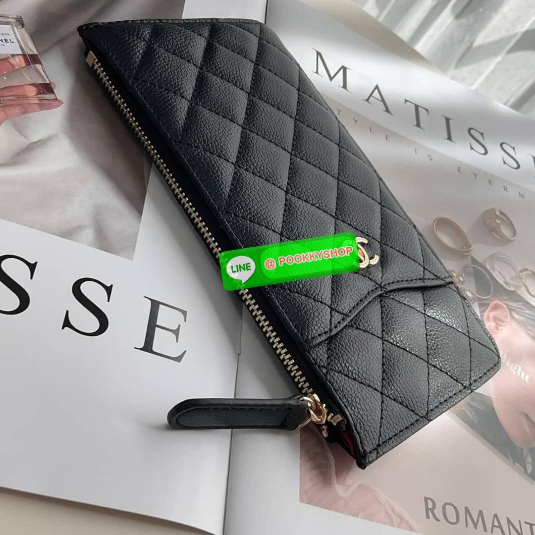 พร้อมส่งแล้วค่ะ ❤️🤍 พร้อมส่งที่ไทยค่าา กระเป๋าสตางค์รับทรัพย์ แนะนำรุ่นนี้เลยคะ งานกิ้ฟ กระเป๋าสตางค์ทรงสวย สะดุดตา หนังสัมผัสลายด้าน จากแบรนด์ CHANEL ด้านหน้ามีโลโก้แบรนด์ CC สีทองหรู มีช่องซิปยาว ใส่ธนบัตร ด้านหน้าใส่มือถือขนาดเท่า NOTE10