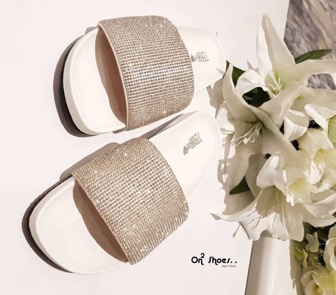 New in....รองเท้าแตะสวมประดับเพชรสไตล์แบรนด์ เพชรวิบวับสวยวิ้ง ตัดสีพื้นเรียบหรู งานใส่สบาย เสริมพื้นซัพพรอตเท้าได้ดีมากค่ะ