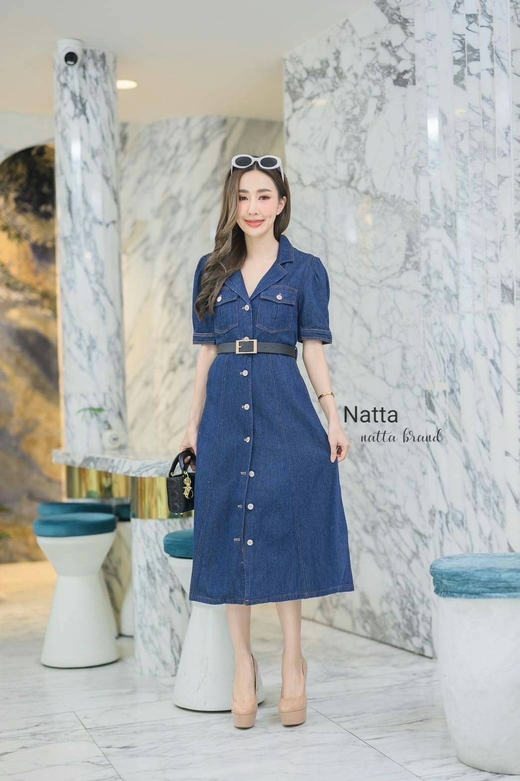 ชุดเดรสยีนส์ ติดกระดุมด้านหน้า มีกระเป๋าข้างใช้งานได้จริง มาพร้อมกับเข็ดขัด ใส่ได้ทุกโอกาส จะใส่ไปเที่ยว ใส่ทำงานเก๋ๆ ไม่ซ้ำใครแน่นอนจ้า ผ้ายีนส์สวย ใส่ได้ตลอดค่ะ