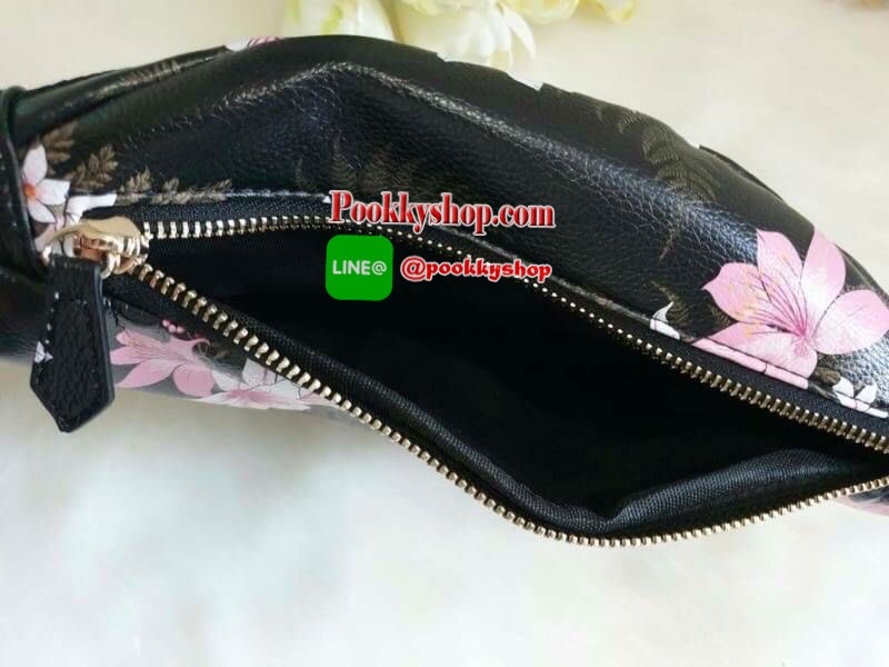 GUESS GESABEL GYM FANNY PACK กระเป๋าหนังคาดเอว/อก ด้านหน้าปั๊มโลโก้แบรนด์ทรงสามเหลี่ยม ตัวกระเป๋าเปิดปิดด้วยซิปใช้งานง่าย มี 2 ช่องซิป มีลูกเล่นซ่อนซิปหน้าคาดปิดด้วยสายพิมพ์โลโก้ ภายในกระเป๋าโล่งกว้าง สามารถใส่มือถือได้ทุกรุ่น จุของได้เยอะ รับรองถูกใจสาวๆ