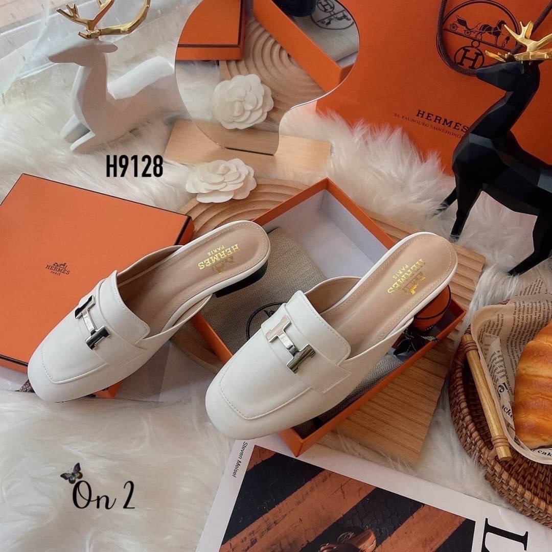 HERMES รองเท้าทรง slipper หน้าH สีเงินสวยหรู ทรงสวยอัพลุคให้ดูแพง ดูดี เสริมส้นเล็กน้อยสูง4cm.หนังนิ่มใส่สบายไม่กัดไม่บีบเท้าค่ะ
