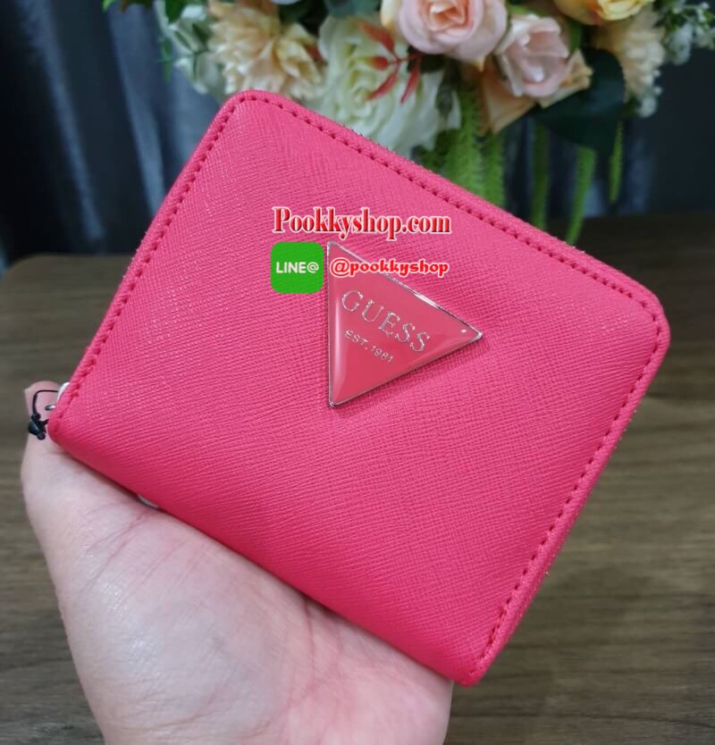 พร้อมส่งรุ่นหายาก! GUESS FACTORY WOMEN'S ZIP AROUND SHORT WALLET กระเป๋าสตางค์สั้นพับ2ตอนซิปรอบหนัง Saffiano ด้านหน้าประดับโลโก้แบรนด์สวยหรู ภายในมีช่องใส่ธนบัตร ใส่แบงก์พัน ช่องใส่เหรียญ และช่องใส่บัตรหลายช่อง ตัวจริงสวยน่าใช้ ภาพถ่ายจากสินค้าจริงค่