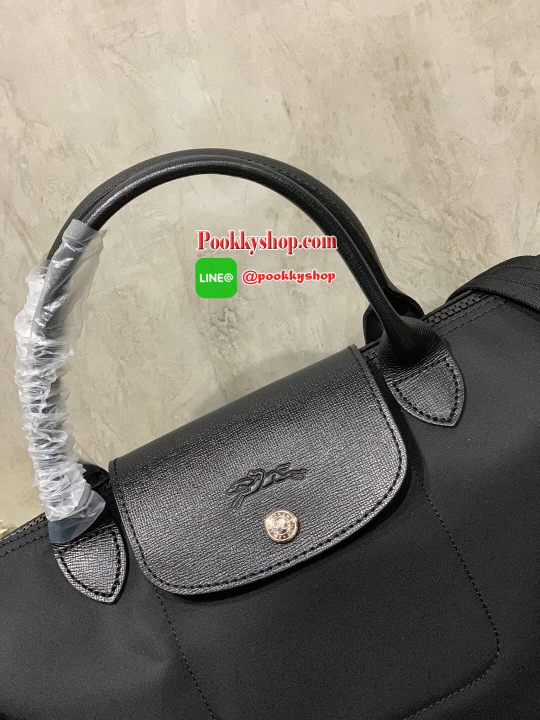 Longchamp Le Pliage Neo Size M มาพบกับกระเป๋ารุ่นยอดนิยม ที่สาวๆ ต้องมีไว้เก็บไว้สักใบ กระเป๋าโท้ทใบนี้ มาพร้อมกับสีที่มีสไตล์เรียบง่าย มีสายสะพายยาวช่วยให้คุณสามารถสะพายไหล่ได้อย่างสบาย ในขณะที่ที่ปิดแบบซิปช่วยให้คุณมั่นใจได้ว่าของด้านในมีความปลอดภัย Le