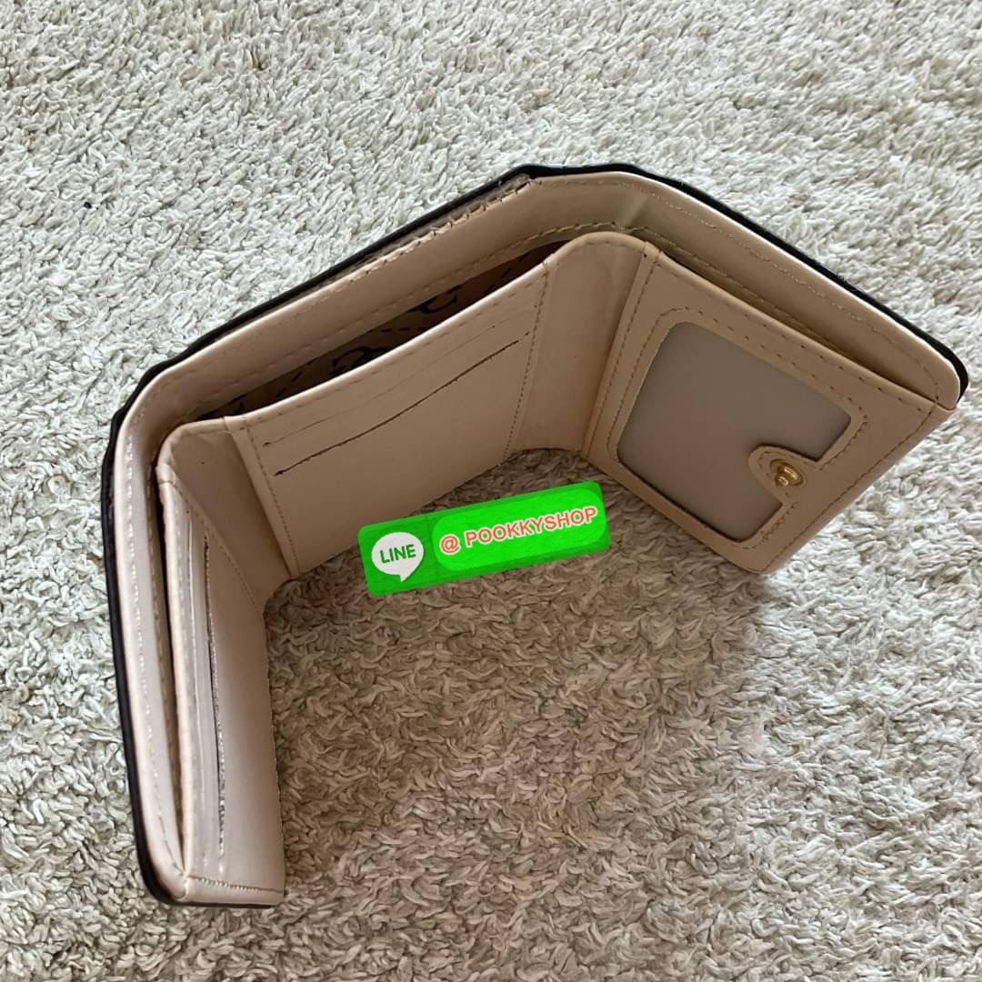 รุ่นใหม่ล่าสุด! GUESS SHORT WALLET กระเป๋าสตางค์ใบสั้นสองตอน วัสดุตัวหนังลายสวยหรูพิมพ์ลายทั้งใบ เปิดปิดด้วยกระดุม ด้านในบุผ้าปั้มแบรนด์มีช่องใส่รูป และใส่บัตรได้อีกหลายช่อง มาพร้อมช่องใส่ธนบัตรหนึ่งช่อง สวยคุ้ม สไตล์มินิ สำหรับคนไม่ชอบพกเงินเยอะ แนะนำใบน