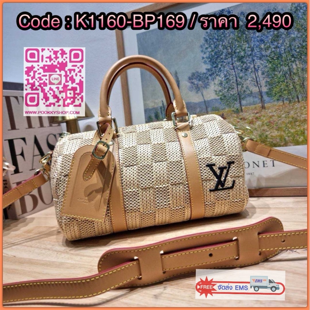 🔆 Model Lv bandouliere sunset bag 🔆 Details ใหม่ล่าสุด กับงานพรีเมี่ยมกิ๊ฟสุดหรู กระเป๋าทรงหมอนสวยเก๋ ดีไซน์เริ่ดไม่ซ้ำใคร ลวดลายเอกลักษณ์ถักทอด้วยวัสดุรักษ์โลกดูดีมากๆ มาพร้อมป้ายแท็กหนังและหูจับในตัว สะดวกใช้งาน และยังมีสายสะพายข้างพร้อม