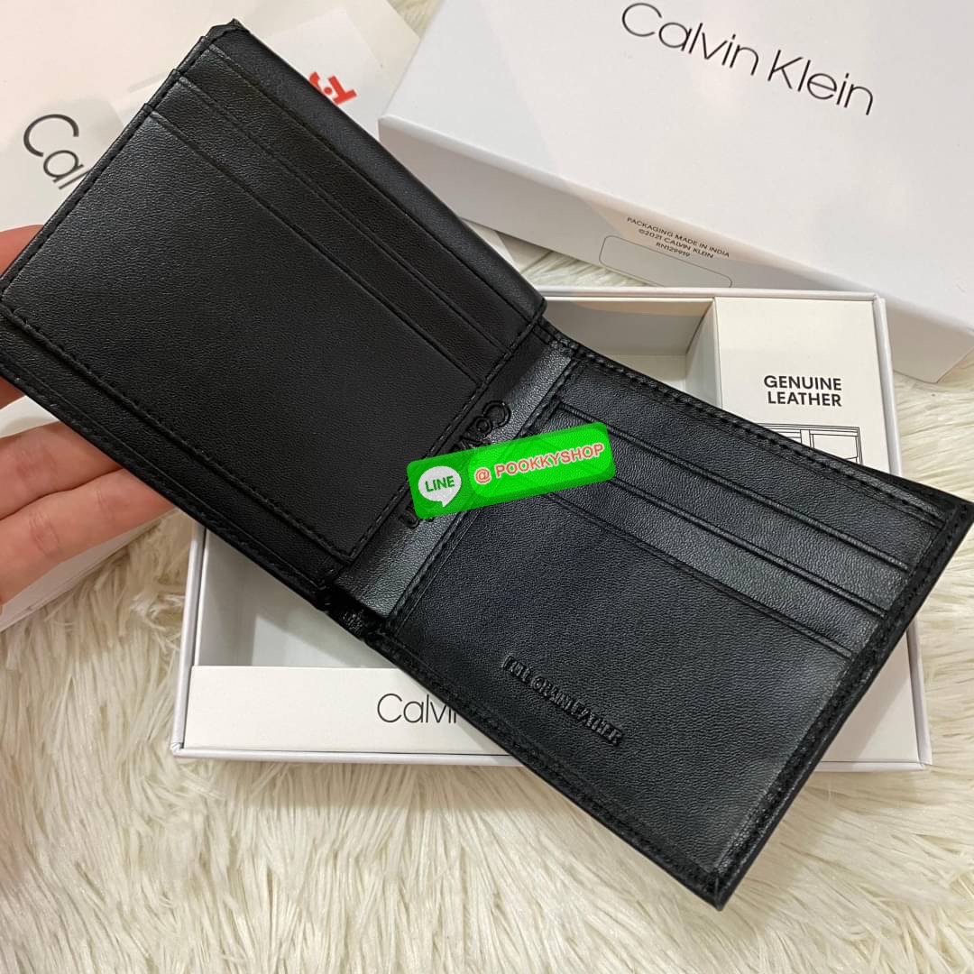 Calvin Klein Bifold Leather Short Wallet กระเป๋าสตางค์ใบสั้น และ ที่ใส่บัตรย่อยแบบเป็นสัดส่วน หนังดี นุ่มมือ รูปลักษณ์เรียบหรูแต่เท่ห์ตามแบบฉบับของแบรนด์Set นี้มาเท่าไรก็หมดคะ รีบจับจองนะคะ มาพร้อมถุงกระดาษแบรนด์และกล่องจ้า สุดคุ้มมอบให้เป็นของขวัญหรือใช้