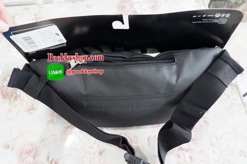 Brand : Nike กระเป๋าคาดเอว สะพายข้างใบใหญ่ เก็บของได้เยอะ ภายนอกมี2 ซิป ภายใน มีซิปเล็กไว้เก็บของ สายสะพายปรับได้ ใส่ได้ทั้งผู้หญิง และ ผู้ชาย