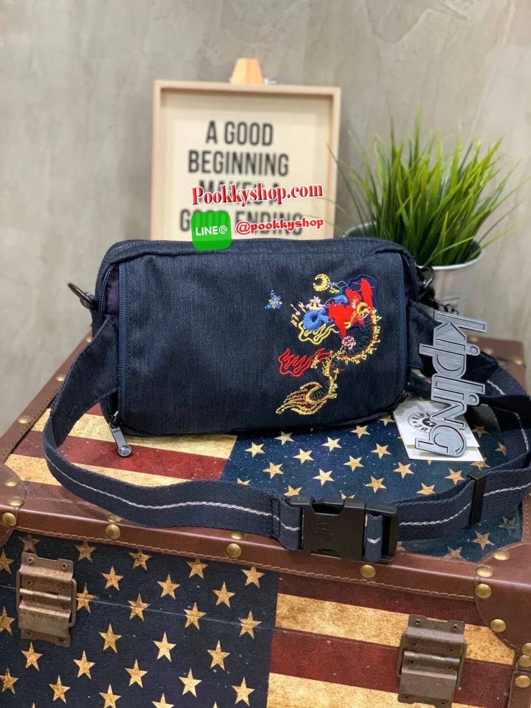 KIPLING HALIMA CROSSBODY AND BELT BAGS ใหม่ล่าสุดกับคอลเลคชั่น Angel Chen นักดีไซน์เนอร์ชื่อดัง รุ่นนี้เป็นได้หลากหลายสไตล์ ไม่ว่าจะเป็นสะพายข้าง สะพายไหล่ หรือจะเป็นแบบคาดอกหรือคาดเอว ให้คุณได้เลือกสวมใส่ได้ตามสไตล์ของคุณ ด้านหน้าและด้านหลังเป็นงานปักที่