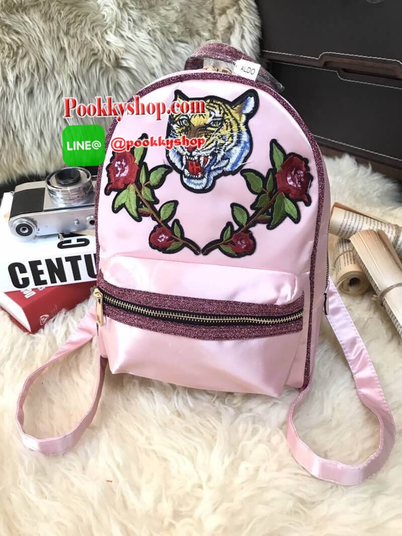 ALDO Grawn Satin Backpack with Tiger&Rose Patches กระเป๋าเป้สะพายหลังจาก ALDO แบรนด์ดังแคนนาดา ดีไซน์สุดชิคปักลายเสือและดอกไม้สวยทั้ง2สี ด้านหน้ามี 1 ช่องซิป เปิดปิดด้วยซิปคู่สะดวกใช้ ภายในมีโลโก้ ช่องซิปและช่องใส่ของ จุได้เยอะ ใส่ ipad ได้ น้ำหนักเบา หูจ