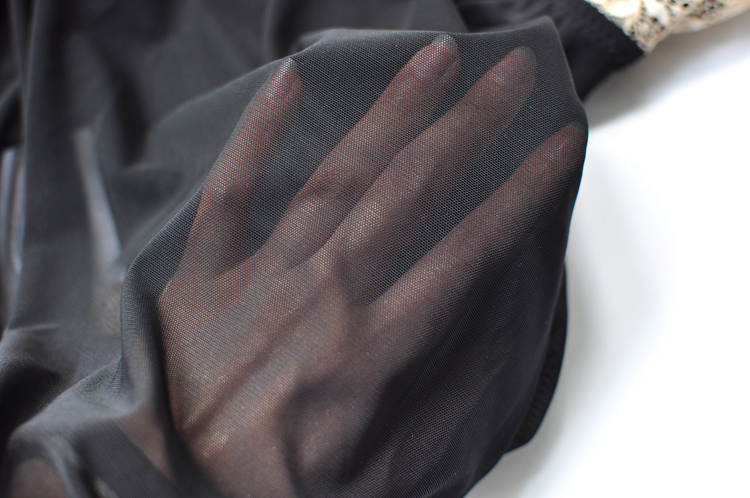 ชุดนอนเซ็กซี่ ชุดนอนซีทรู สายเดี่ยวสีดำ แต่งลูกไม้ สีทองเกรดหรูช่วงอก และด้านหลัง เนื้อผ้าสวยหรูทิ้งตัว งานเกรดพรีเมี่ยมคะ