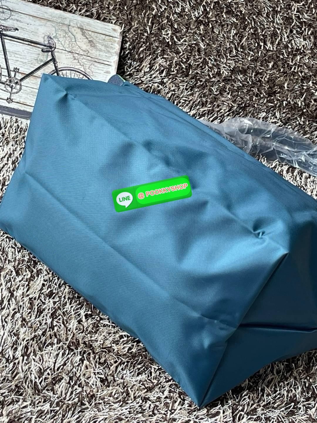 LONGCHAMP LE PLIAGE GREEN Shoulder bag L กระเป๋าโท้ทใบนี้ดึงดูดใจคุณด้วยรูปทรงมินิมอลและปริมาตรที่เพียงพอซึ่งสามารถเก็บเอกสารหรือแล็ปท็อปทั้งหมดของคุณได้อย่างง่ายดาย ด้ามยาวช่วยให้คุณสวมใส่ได้อย่างสบายบนไหล่ ขณะที่การปิดด้วยซิปช่วยให้มั่นใจได้ว่าสิ่งของทั