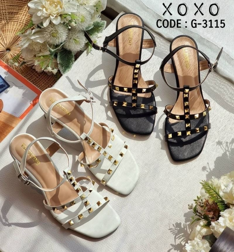 สินค้าพร้อมส่ง พื้นตีแบรนด์ : Valentino (กล่องน้ำตาลเรียบ, ไม่มี อปก.) คัชชูทรงเปิด อีกรุ่นที่ขายดีตลอดกาล เคยมีแล้ว แล้วกลับมาซื้อซ้ำ แบบเดิมอีกรุ่น ที่บอกไว้เลย ต้องมีจร้า งานลงแล้วจร้า วิ งานนี้ไม่ใหญ่แน่ๆวิ สวย ราคาเบาๆ คุ้มมากๆ วัสดุหนัง PU ติดอะไหล่