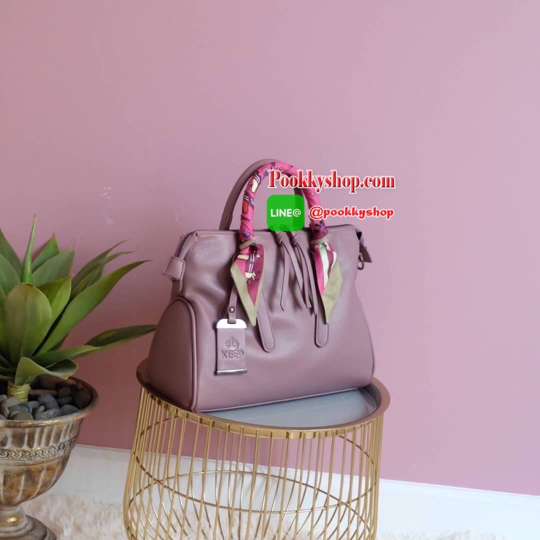 ทรงสวยขายดีมาก จากแบรนด์ KEEP ทรง รุ่น Parish hand bag with cute taddy จุดเด่นที่ >หนังเนื้อดี นิ่มมาก >น้ำหนักเบา >ถือสะพายเข้าง่ายกับทุกชุด >ขนาดกระเป๋ากำลังดีคะ ใส่ กปต ยาว ไอแพด จุคุ้ม > มีช่องย่อยแบ่งเก็บของด้านใน ถึง 3 ช่องใหญ่ แยกเก็