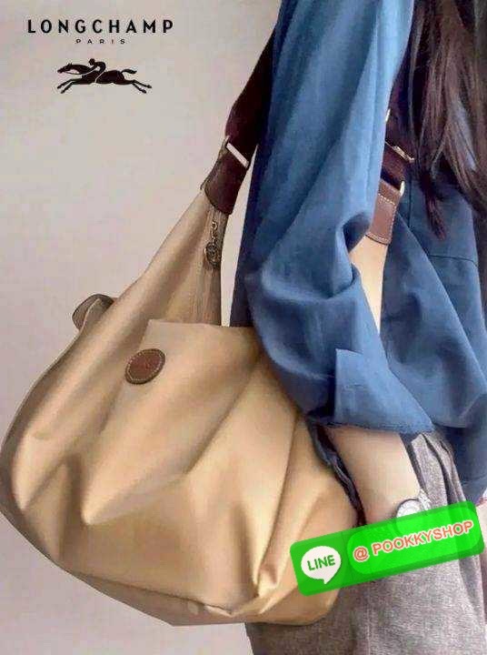 🔆 Model Longchamp le pliage hobo bag 🔆 Details กลับมาอีกครั้งกับรุ่นหายาก กระเป๋าทรงโท้ท ใบใหญ่กำลังดี จุของได้เยอะมากๆ ใส่โน้ตบุ้คได้ ใช้ไปทำงานแมทช์ได้กับทุกไลฟ์สไตล์ ด้านข้างมีกระเป๋าเล็กๆใส่ของจุกจิกหรือโทรศัพท์ได้ เปิด-ปิดกระเป๋าด้วยซ