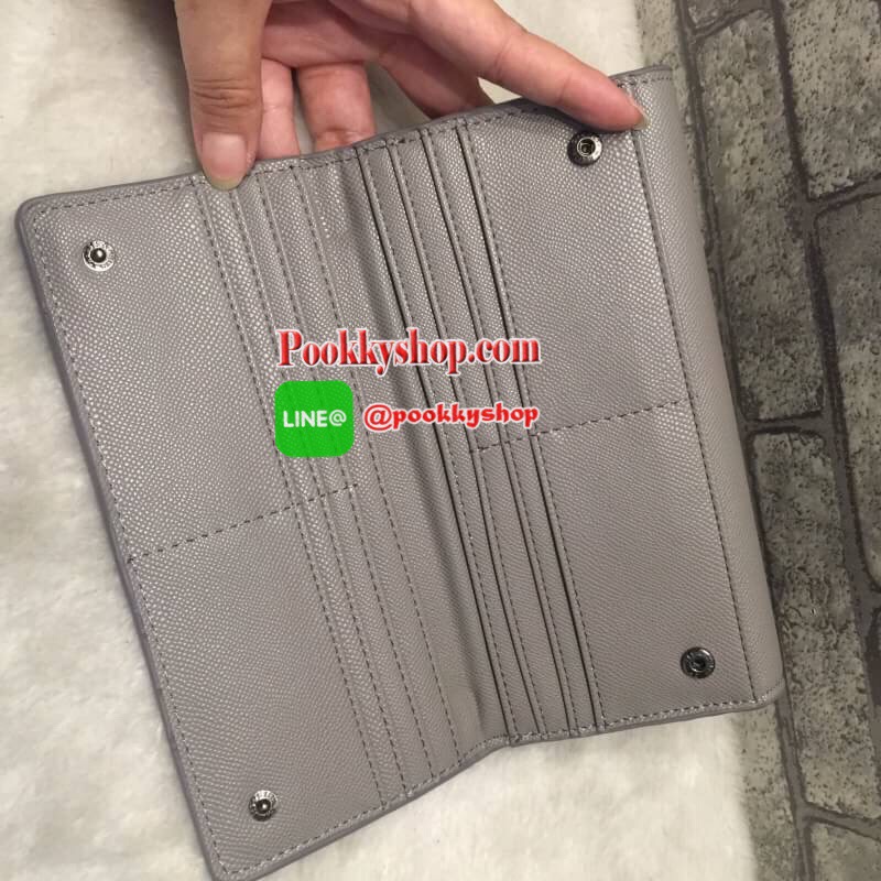 พร้อมส่ง (ชนช็อป!) NEW Arrival! CHARLES & KEITH TURN-LOCK WALLET กระเป๋าสตางค์ใบยาวคอลเลคชั่นใหม่ล่าสุด วัสดุหนังเรียบ เปิดปิดด้วยตัวล๊อคปั้มโลโก้สวยหรู ภายในมีช่องซิปเเละช่องใส่บัตรหลายช่อง ใส่ธนบัตร เหรียญ มือถือ iphone ได้ ด้านหลังปั้มโลโก้ หัวซิปปั๊มโ