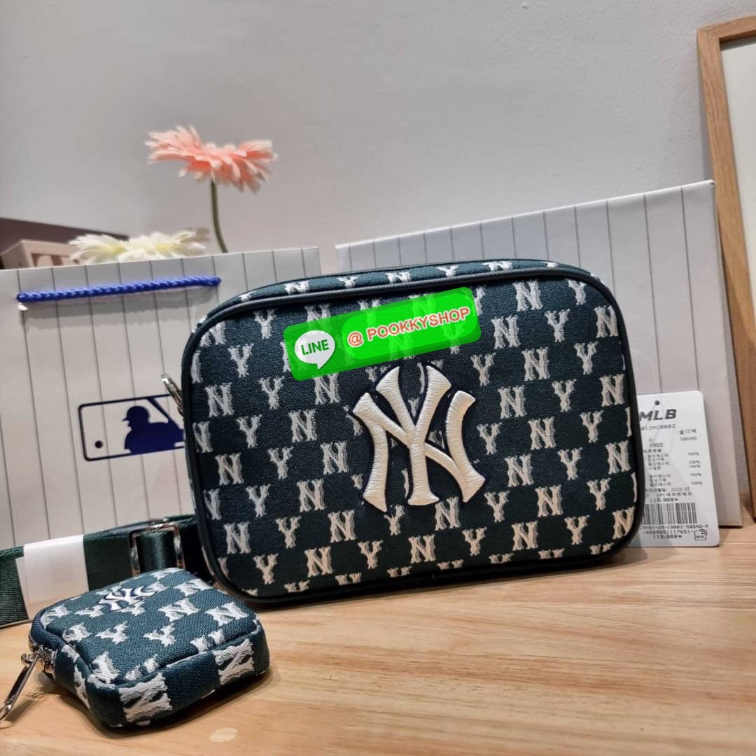 MLB JACQUARD MONOGRAM CROSSBODY BAG ฉุดไม่อยู่ ดาเมจแรงมาก!! กับกระเป๋าครอสบอดี้ ที่สายเกาต้องมี!! ดีไซน์ลวดลายโมโนแกรมเอกลักษณ์ ลงบนผ้า jacquard ได้อย่างลงตัวและสวยงาม เปิด-ปิดด้วยซิป ภายในโล่งกว้าง จุของสบายๆ มาพร้อมใบลูก และสายสะพายข้าง ให้ความคล่องตัว