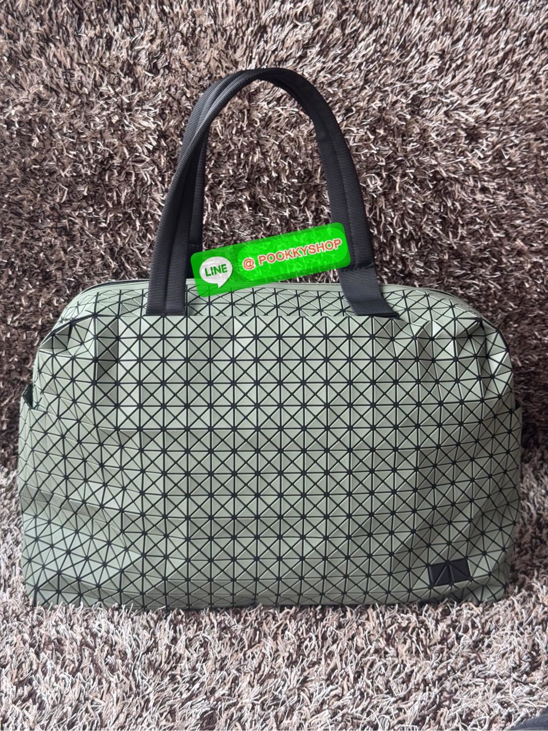 Baobao issey miyake cargo tote matte กระเป๋า CARGO สไตล์บอสตัน มีหูจับแบบบุหนา มีฐานกว้างใส่ได้เยอะ สาทารถใส่สัมภาระที่จำเป็นในการเดินทาง หรือมีพื้นที่จัดเก็บสิ่งของที่เราต้องใช้ในการทำงานด้วย เช่น โน้ตบุ๊ก สมุดจดบันทึก แฟ้มเอกสารต่าง ๆ ดีไซน์หรูดูสุภาพเร