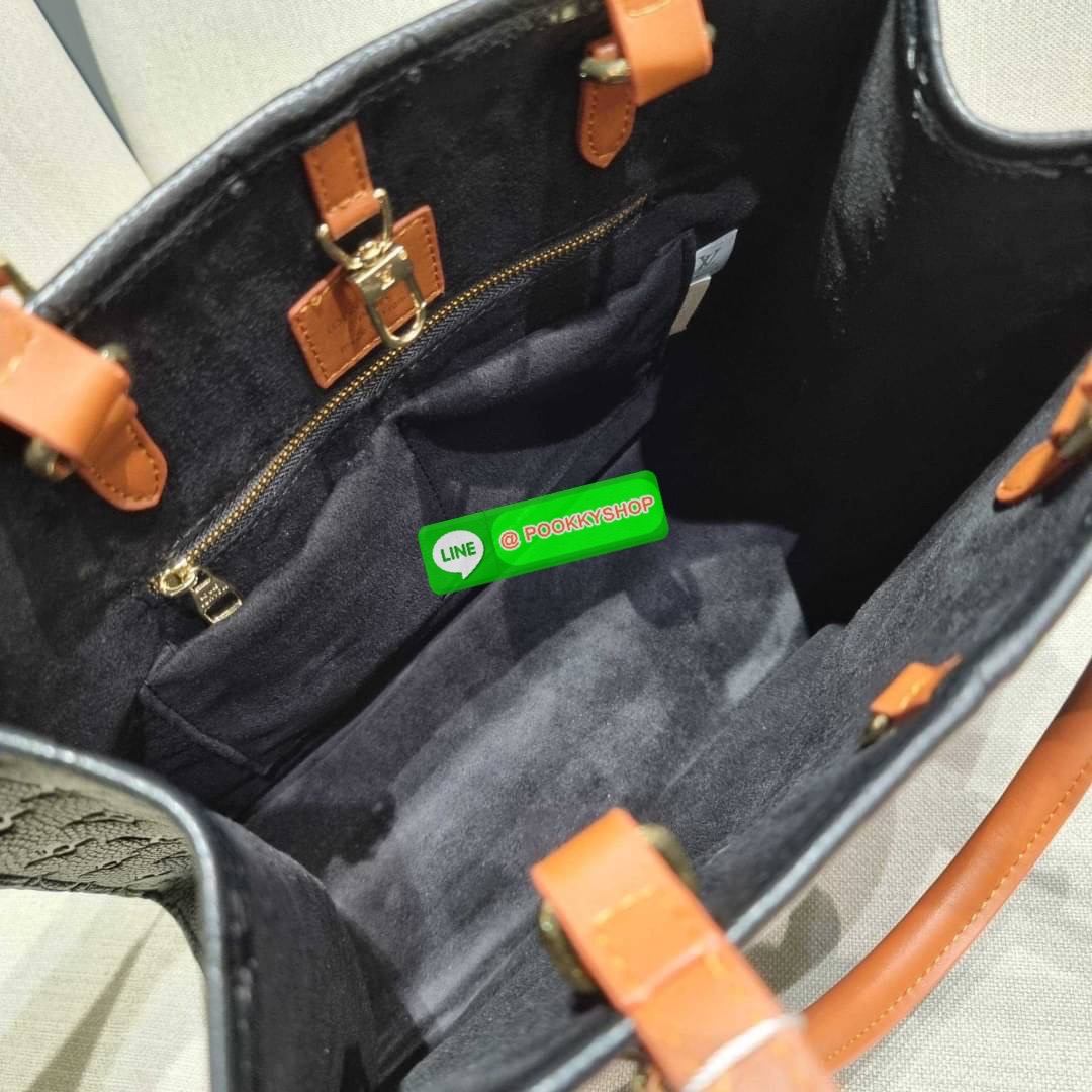 New arrival!! LV crossbody tote bag ดีไซน์สวยคม สมราคา ดูแพงไปอีก ด้วยดีเทลลายของหนัง crossgrain กระเป๋าทรงโท้ทจากเคาน์เตอร์ dutyfree คลาสสิค ผู้ดียืนหนึ่ง โทนสีใช้งานง่าย แมทช์ได้ทุกลุค มาพร้อมหูจับในตัว แบบหูหิ้ว และหูยาวสำหรับสะพายไหล่ เก๋มาก ชิคมาก ภา