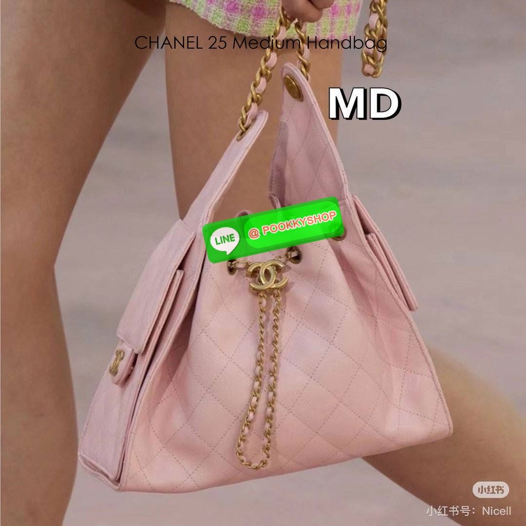 CHANEL 25 Medium Handbag กระเป๋าสะพายทรงโฮโบใบใหญ่ คอลใหม่ล่าสุด ต้อนรับฤดูกาล SPRING-SUMMER 2025 รูปทรงใช้งานได้จริง จุของได้ ถือเก๋ๆ เอวี่เดย์ลุค บอกเลยว่าดีไซน์เก๋มาก สาวๆ เตรียมพุ่งตัวก่อนใครได้เลย ราคาสุดคุ้มที่นี่ที่เดียวค่า