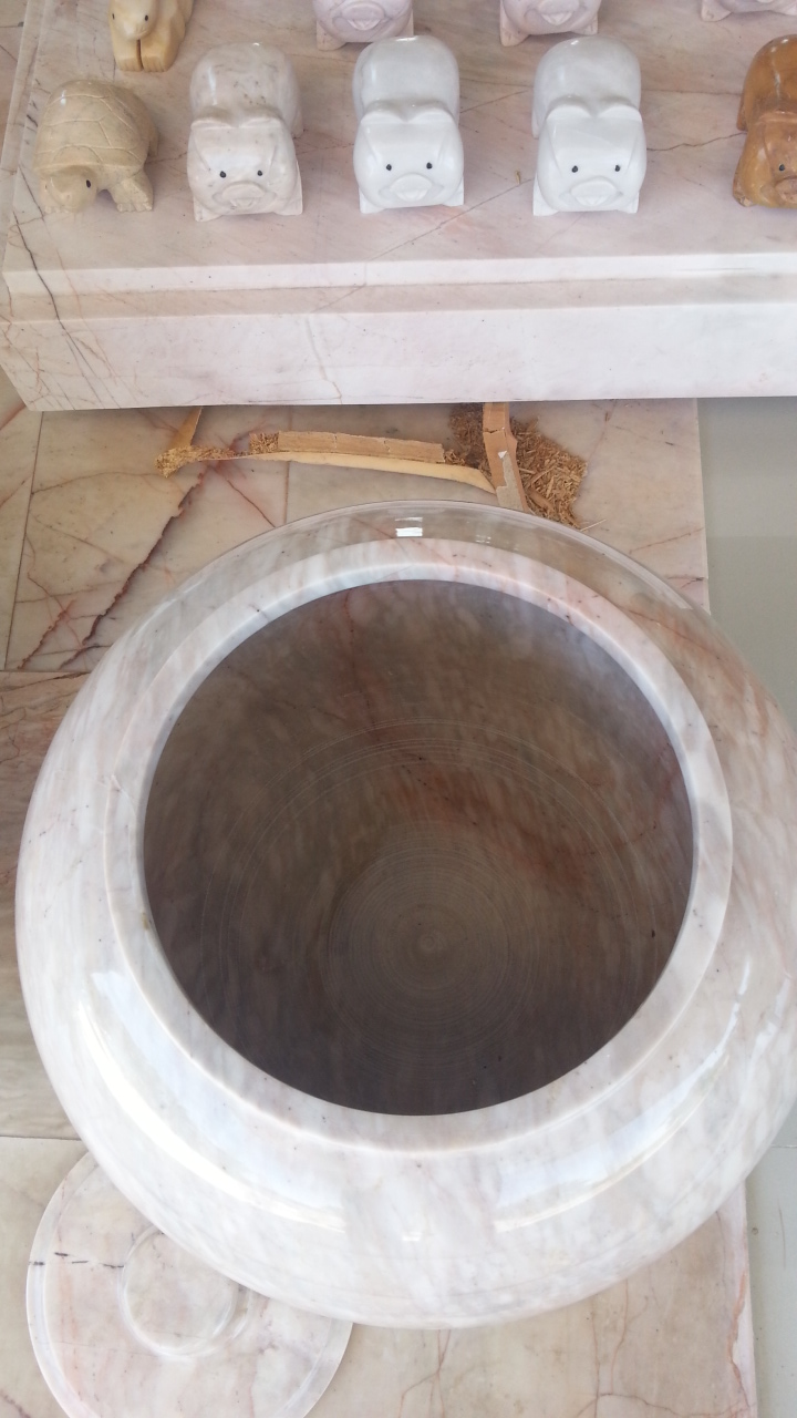 โอ่งหินอ่อน ขนาดสูง 40 เซนติเมตร กว้าง 25 เซนติเมตร