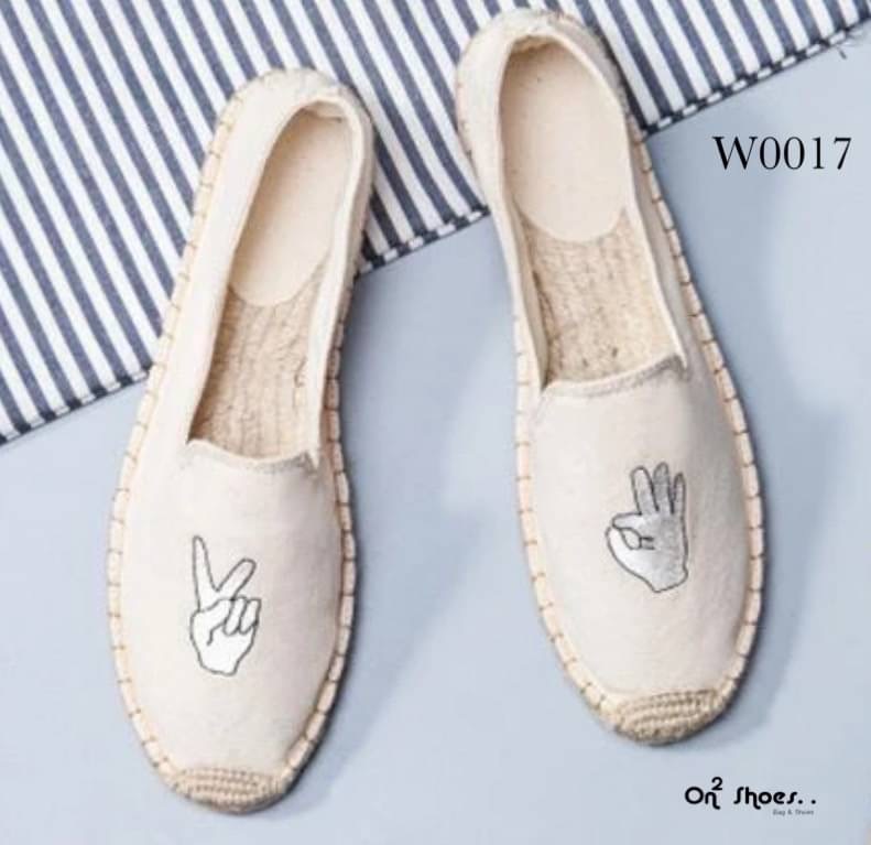 งานมาใหม่พร้อมส่ง คัชชูผ้าใบแคนวาสขอบปอเกาหลี งานดี ทรงสวย ใส่ออกมาดูดีมากค่ะรุ่นนี้ใส่ได้กับทุกชุด จะกระโปรง หรือ กางเกงก็เอาอยู่ค่ะ งานกล่องเกรดดีพื้นกันลื่น