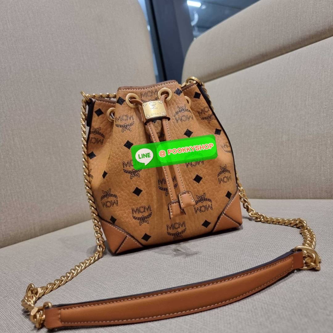 MCM SOFT BERLIN DRAWSTRING BAG IN VISETOS กระเป๋าสะพายทรง bucket ไซส์ mini ขนาดน่ารักน่าใช้ มาพร้อมกล่องสุดหรู!! วัสดุหนังแคนวาสคุณภาพดี รูดเปิด-ปิดกระเป๋าด้วยสายหนัง ภายในเป็นช่องโล่ง มีช่องแยก และช่องเก็บบัตรหรือจะไว้ของจุกจิกก็ได้ เป็นหนังแท้ ใต้กระเป๋
