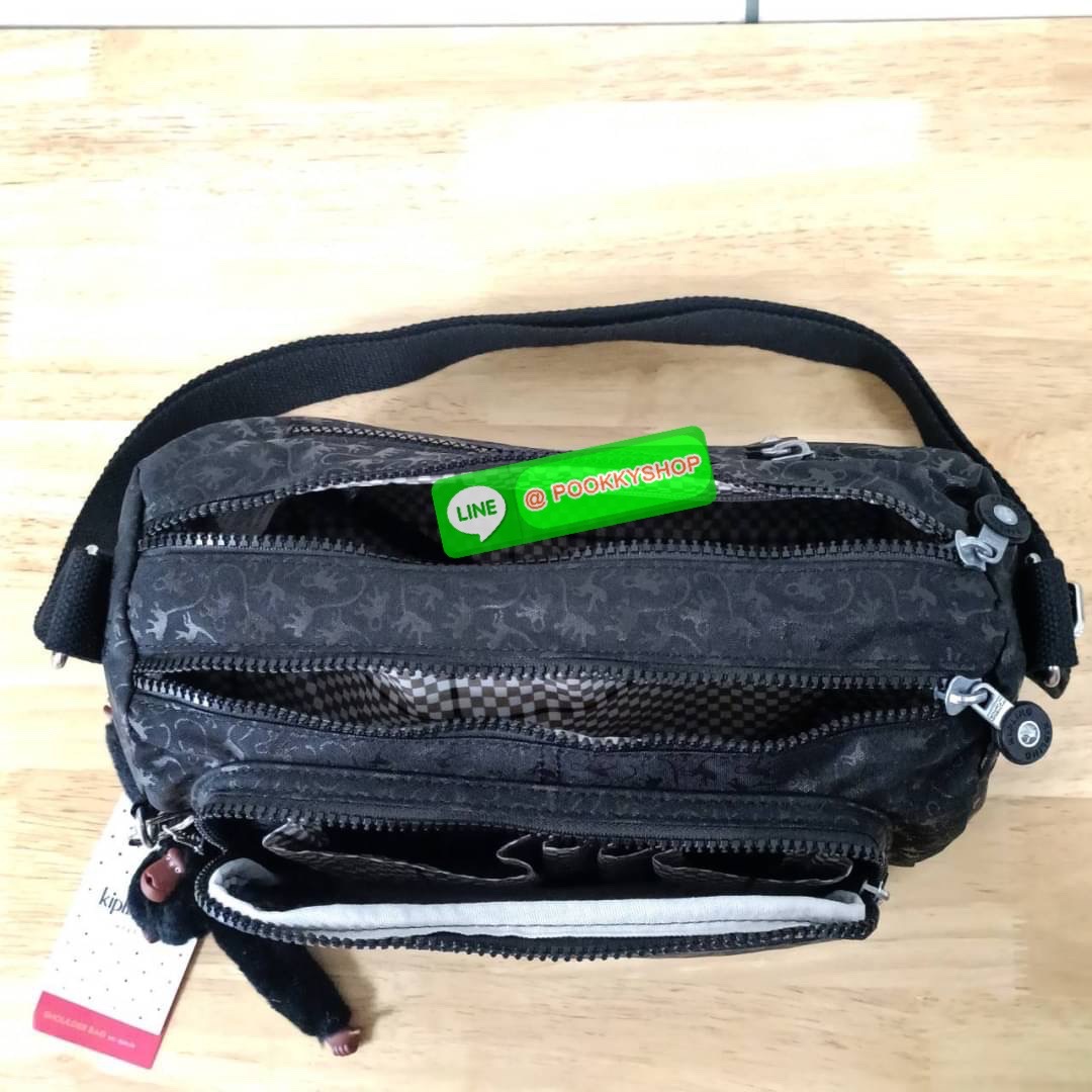 KIPLING RETH CROSSBODY BAG ซับในตาราง วัสดุ Nylon+polyester กระเป๋าสะพายข้างหรือ สะพาย Crossbody ได้ ช่องหน้าเปิด-ปิด ด้วยซิป พร้อมช่องแยกบ่อยด้านข้าง ช่องหลัก 2 ช่อง ด้านในโล่งกว้าง สามารถจุสัมภาระได้เยอะ พร้อมช่องซิปหลัง สายสะพายปรับระดับสั้น-ยาว ได้ fr