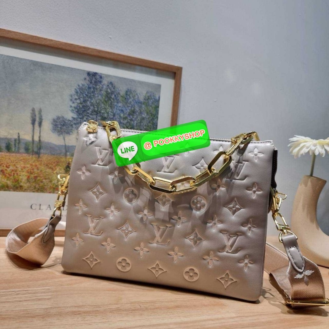 LV coussin pm bag 🔆 Details กระเป๋าสะพายกึ่งคลัชท์ สุดล้ำ ดีไซน์ใหม่ สีลิมิเต็ด ล่าสุดจากเคาน์เตอร์ duty free มาแรงมาก ด้วยความสวยปังตั้งแต่แรกเห็น มาพร้อมสาย 2 เส้น สวยลัคชูแบบสับๆ มีสายโซ่ที่มีดีเทลละเอียดไม่ซ้ำ และสายสปอร์ตครอสบอดี้ ที่จะคล้องไ