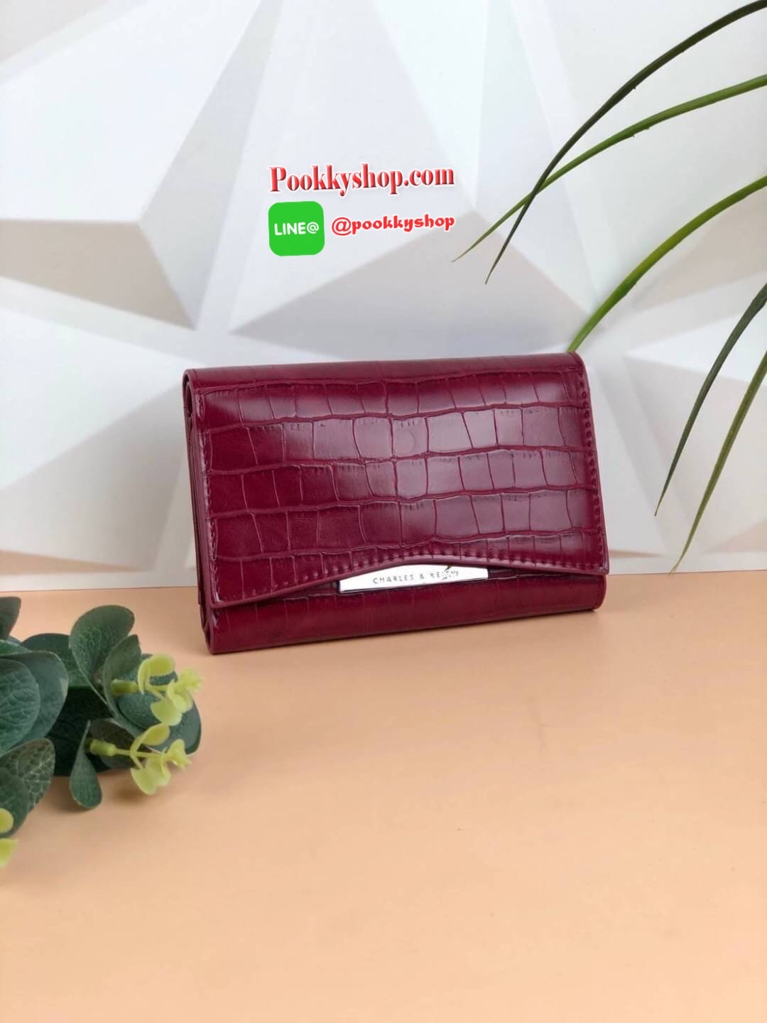 CHARLES & KEITH CROC-EFFECT V-CUT FRONT FLAP WALLET กระเป๋าเงินใบกลางแบบ3พับ รุ่นใหม่ล่าสุด เปิดปิดแบบกระดุมแม่เหล็ก ด้านในมีช่องซิปเล็กใส่เหรียญ ช่องการ์ด 7 ช่องและช่องใส่รูป มีช่องตามยาว 2 ช่อง ใส่ธนบัตรได้ตามยาว ไม่ต้องพับเลยค่า รุ่นนี้จับกระชับมือ ขนา