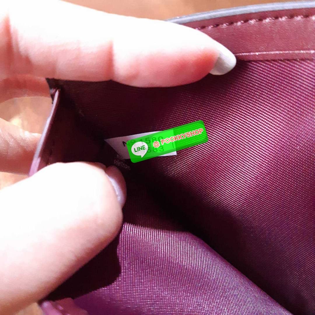 COACH 69683 SMALL WALLET WITH HEART FLOWER กระเป๋าสตางค์ใบสั้น พับสองตอน โทนสีละมุน แต่งเติมสีสันด้วยหัวใจและดอกไม้รอบใบ ดูสวยหรูอย่างลงตัว (รัก)(รัก)(ดอกไม้)(ดอกไม้) เปิด-ปิดด้วยกระดุม ภายในมีช่องใส่บัตร ใส่ธนบัตรได้ทุกขนาด ด้านหลังมีช่องซิปเล็กให้อีก รา