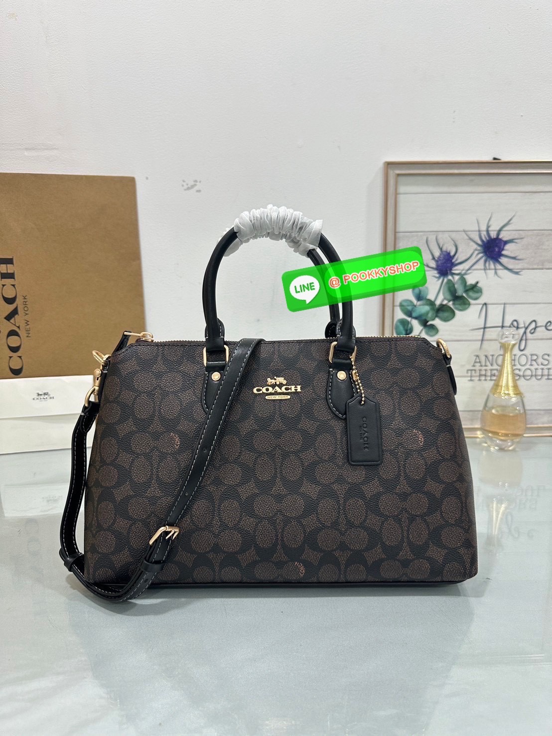 Coach CW422 Georgia Satchel Bag In Signature Canvas คลาสสิก เรียบหรู ใช้ได้ทุกโอกาส ใบนี้ไม่มีไม่ได้! Coach CW422 รุ่น Rowan Satchel คลาสสิก สวยหวานแต่ดูแพง ทรงหมอนถือได้ สะพายได้ น้ำหนักเบา ฟังก์ชันครบ ใส่ของได้เยอะ ไม่ต้องคิดนาน! จะออกงาน ทำงาน หรือใช้ท