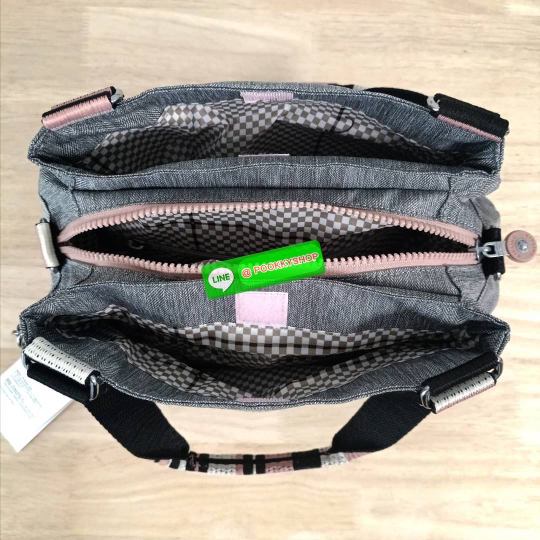 KIPLING ELISE HANDBAG กระเป๋าถือและสะพายไหล่ ขนาดกำลังพอดี จุของได้มาก มีหูจับสองสาย ถือสะดวก น้ำหนักเบา มีช่องซิป ด้านหน้า ช่อง กระเป๋าหลักเปิด-ปิดด้วยซิป มี3 ช่องว่างใส่ของได้จุมากๆ ใส่มือถือได้ กระเป๋าสตางค์ใบยาว และ เครื่องสำอางค์ได้หลายชิ้นเลยค่ะ เก็