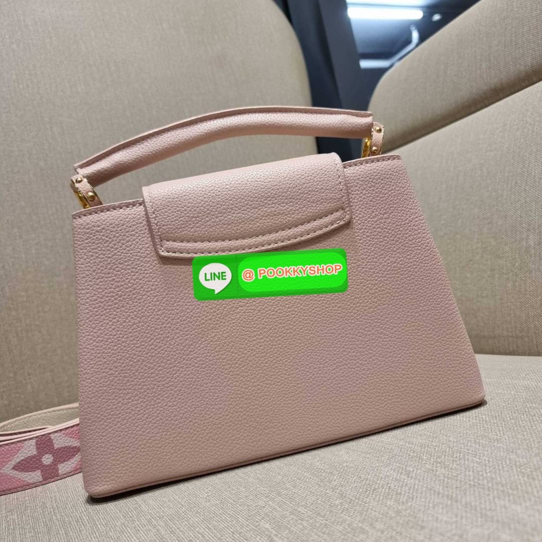 NEW IN!! LV capucines top handle วีไอพีพรีเมี่ยมกิ๊ฟจากเคาน์เตอร์ ที่สุดของความสวยในราคาเบาๆ กระเป๋าถือสุดหรู ดีไซน์ทรงคลาสสิค พร้อมลวดลายหรูหรา มาพร้อมหูจับในตัว ด้วยรูปทรงวินเทจและวัสดุหนังลูกวัว สัมผัสดี ขับผิว ทำให้ไอเท็มนี้สะกดทุกสายตาจริงๆ และยังมีล