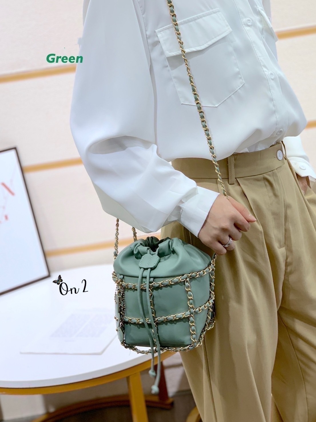 กระเป๋าแฟชั่นสไตล์แบรนด์ Chanel ทรงขนมจีบ แต่งโซ่ล้อมรอบ น่าใช้มากค่ะสายสะพายแบบ Cross body จับจองกันเลยคร่าสาวๆไม่มีไม่ได้ล๊าววว สวยทุกสีคร่า