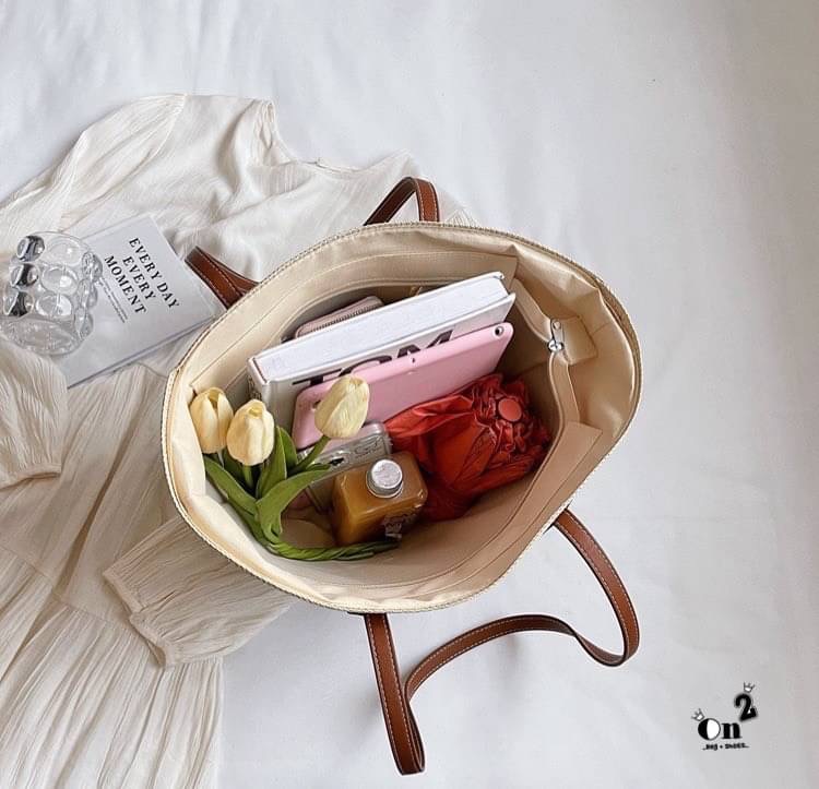 กระเป๋าสานทรงช้อปปิ้งสะพายไหล่ ผ้าทอสายหนัง งาน แฟชั่น street wear สวยเก๋ ใส่ได้ครบทุกสิ่งอย่าง พร้อมส่งสี วัสดุดีเกรดทนทานค่ะ