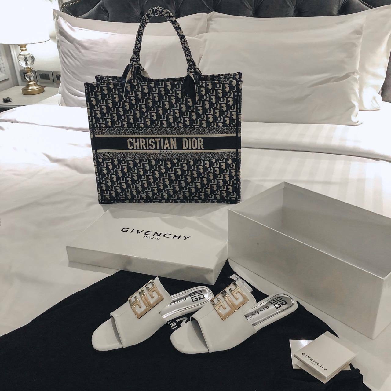 พร้อมส่ง ฮอตๆๆๆ เลยคะ ตัวนี้ เพิ่งมาคะ แตะ givenchy ตัวใหม่ล่าสุด รองเท้าแตะหน้าสวม หนังนิ่ม ทรงสวยมาก เก็บหน้าเท้าได้ดี สาวหน้าเท้ากว้างใส่ได้จ้า *งานปั้มแบรนด์ กล่องเรียบน๊า