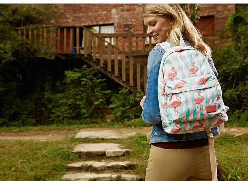 กระเป๋าเป้ ฟามิงโก้ วัสดุตัวกระเป๋าทำจากผ้ากันน้ำลายฟามิงโก้ อะหลั่ยสีทอง ด้านหน้ามีกระเป๋าซิป ตัวจริงน่ารักมากๆ สายกระเป๋าเป็นผ้าไนล่อนอย่างหนา ปรับระดับได้