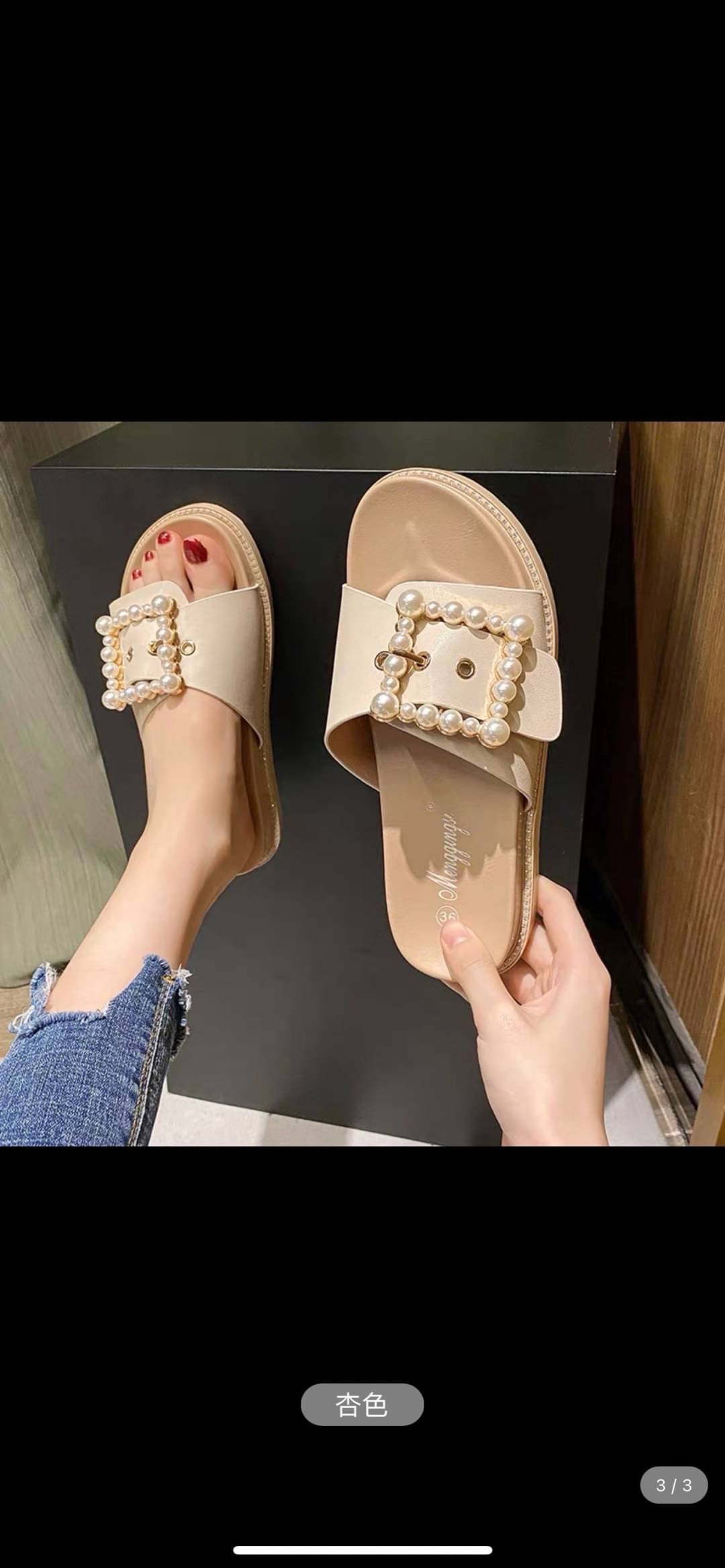 รองเท้าแตะรุ่นนี้บอกเลยว่าสวยมาก ด้านหน้ามีมุกประดับเป็นทรงสีเหลี่ยม ด้านข้างของรองเท้ายังมีเพรชเล็กๆติดรอบรองเท้าคือเริ่ดมาก เป็นรองเท้าแตะที่ไม่เหมือนใครมีดีเทล คู่นี้พลาดไม่ได้เลยนะคะ