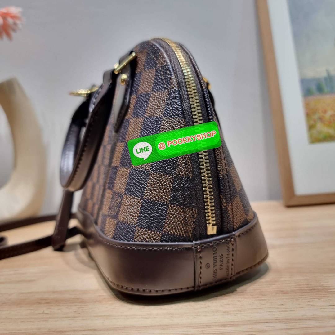 HOT ITEM!! LV Alma bag กระเป๋าทรงโดมสุดฮิต ที่สาวๆตามหา สวยสะพายขับผิว อัพลุคไฮน์ที่สุด ขนาดกำลังดี วัสดุหนังแคนวาส สลับหนัง cowhide เรียบ ดูหรู หูจับในตัวทำให้ใช้งานได้สะดวก และมีสายครอสสะพายข้างให้ เปิด-ปิดด้วยซิป มีกุญแจล็อคได้ ภายในโล่งกว้าง ใส่ของสำค